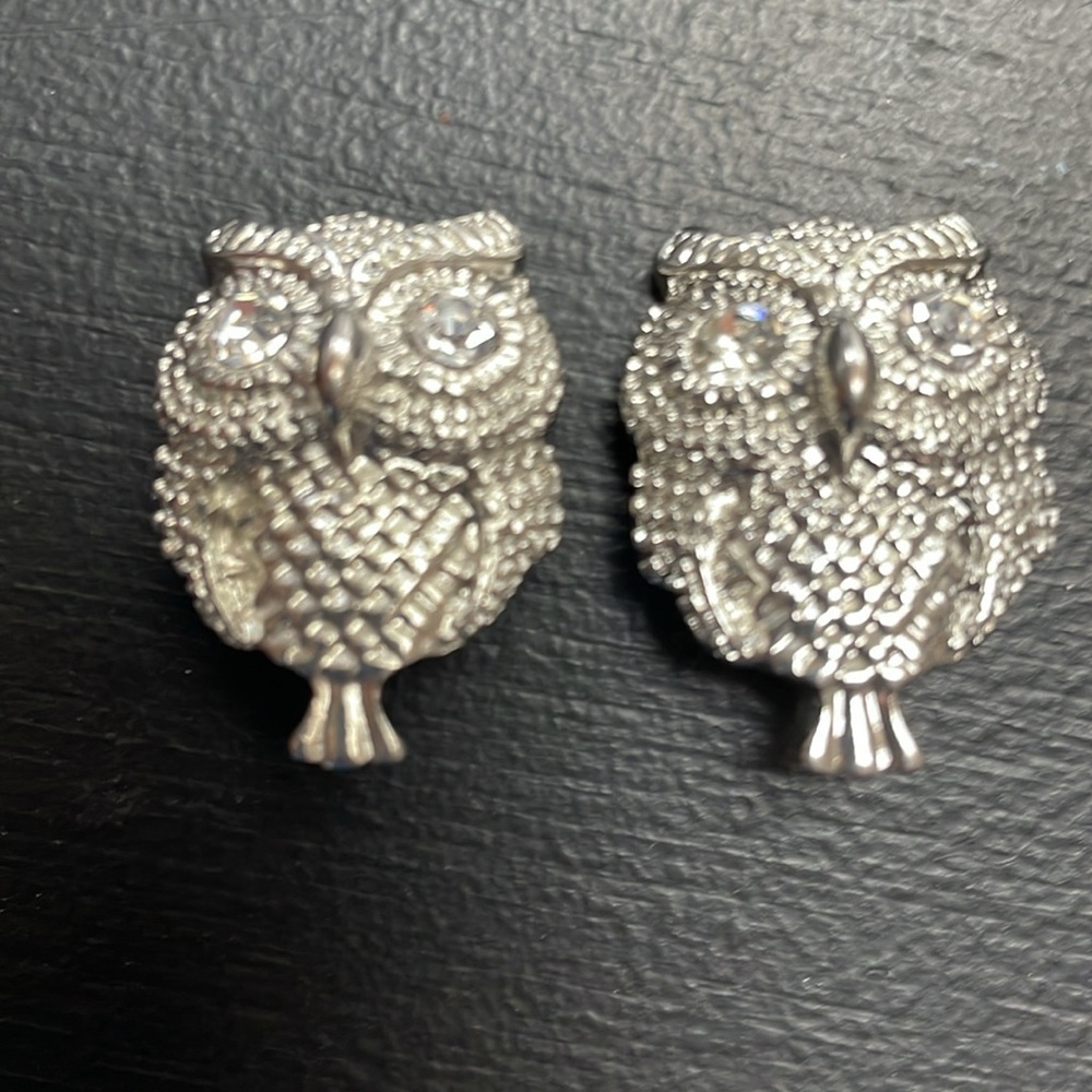 Owl specialty buttons. Shiny silver finish with crystal eyes. 2 in lot